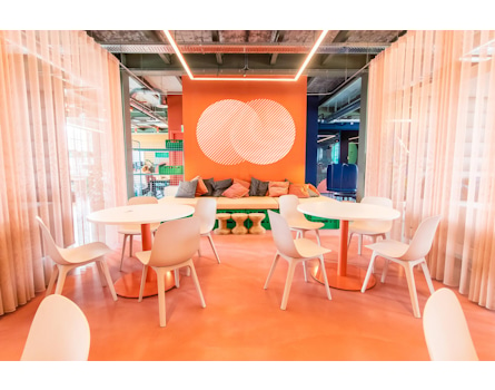 Unlock Creativity in Maastricht in Collab, a co-working space in the Social Hub. Designed by Studio Königshausen; the vibrant central square fosters networking and community engagement. Join us in this innovative co-working environment, where design meets adaptability to inspire creativity and growth.